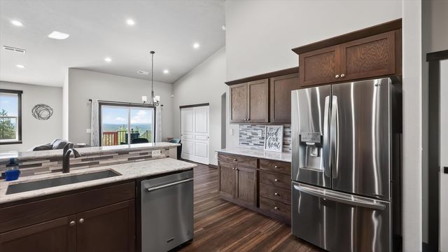 6528 E Robin Ln, Chattaroy, WA 99003