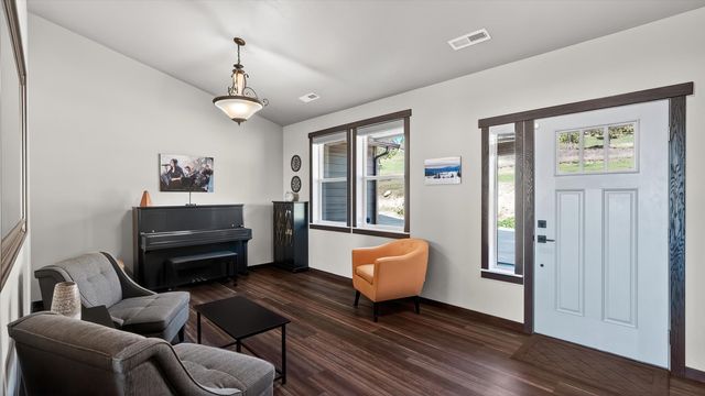 6528 E Robin Ln, Chattaroy, WA 99003