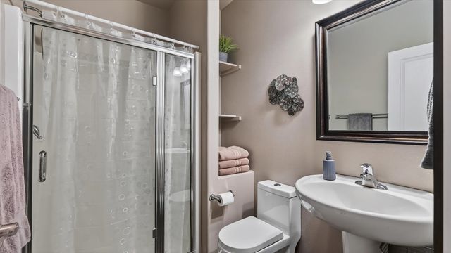 6528 E Robin Ln, Chattaroy, WA 99003