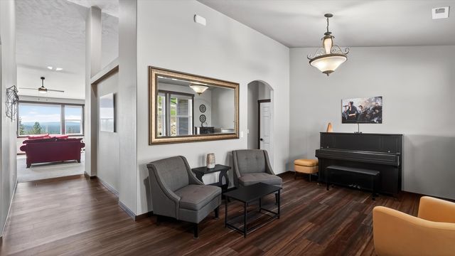 6528 E Robin Ln, Chattaroy, WA 99003