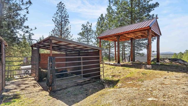 6528 E Robin Ln, Chattaroy, WA 99003