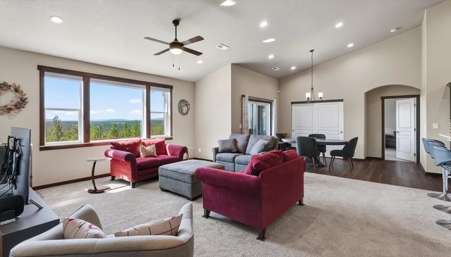 6528 E Robin Ln, Chattaroy, WA 99003