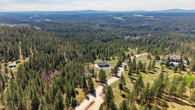 6528 E Robin Ln, Chattaroy, WA 99003