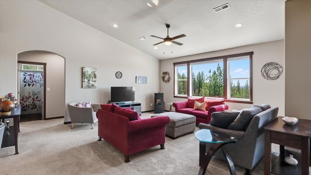 6528 E Robin Ln, Chattaroy, WA 99003