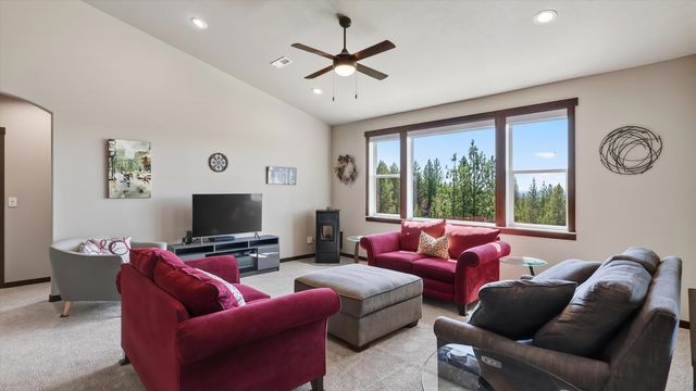 6528 E Robin Ln, Chattaroy, WA 99003