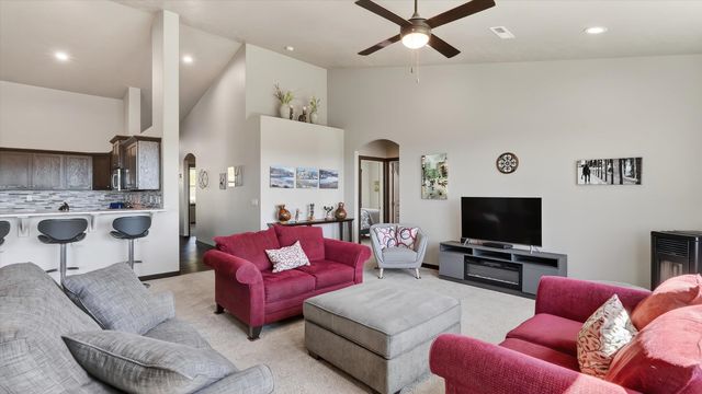 6528 E Robin Ln, Chattaroy, WA 99003