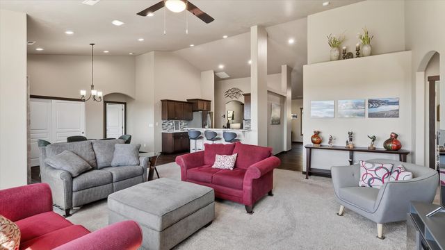 6528 E Robin Ln, Chattaroy, WA 99003