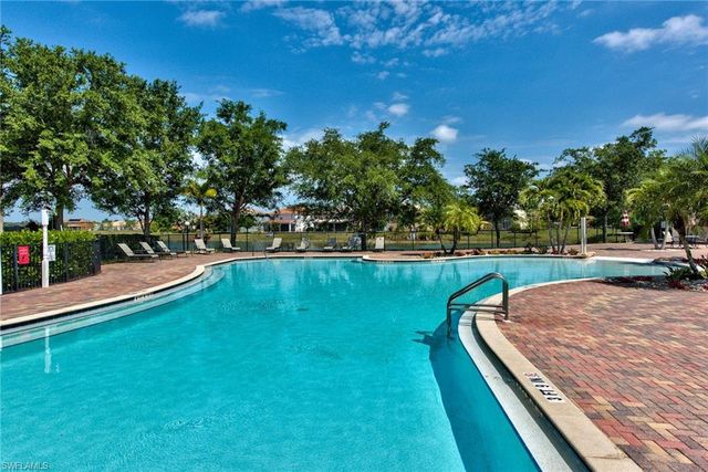 2066 Grove DR, Naples, FL 34120