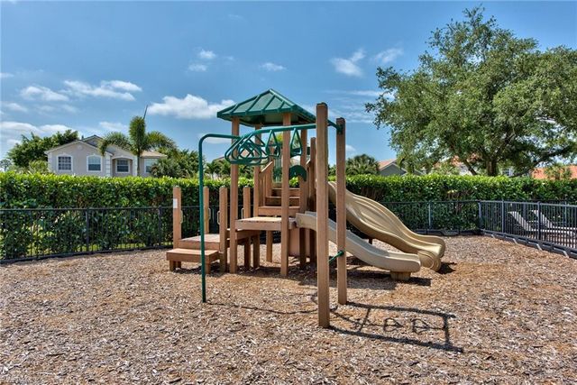 2066 Grove DR, Naples, FL 34120