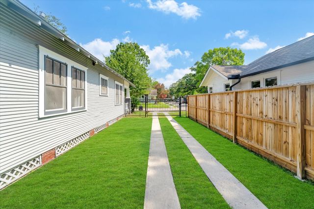 1024 W Temple Street, Houston, TX 77009