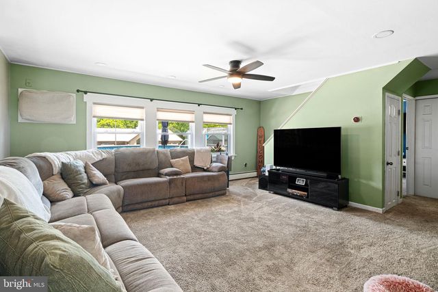 360 HOLLY DR, Levittown, PA 19055