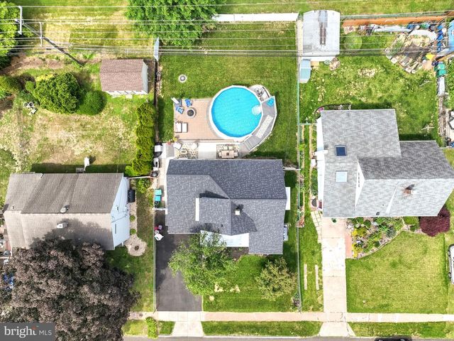 360 HOLLY DR, Levittown, PA 19055