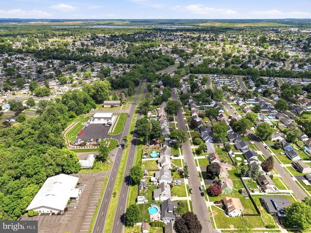 360 HOLLY DR, Levittown, PA 19055