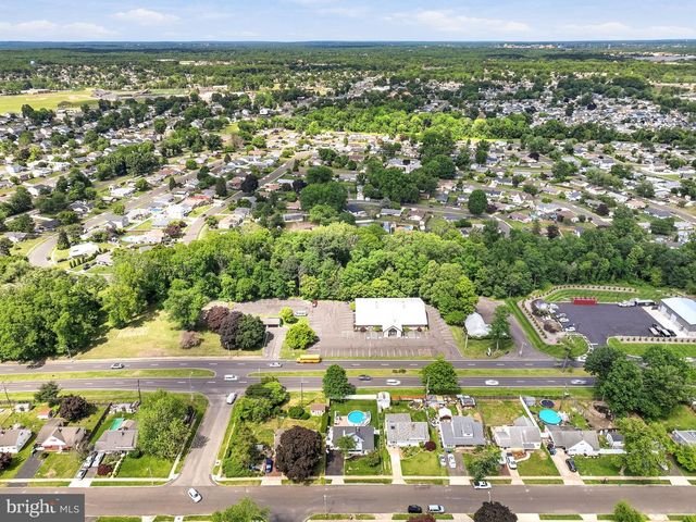 360 HOLLY DR, Levittown, PA 19055