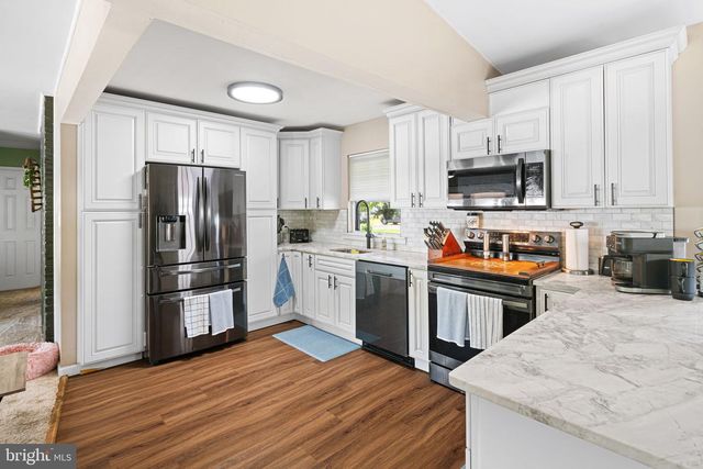 360 HOLLY DR, Levittown, PA 19055