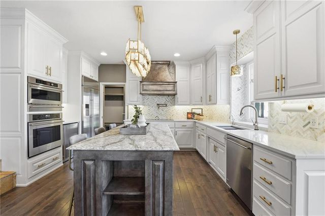 9206 W 146th Place, Overland Park, KS 66221