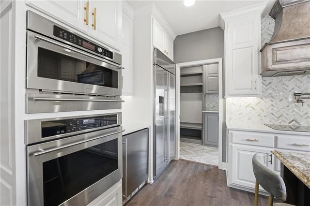 9206 W 146th Place, Overland Park, KS 66221