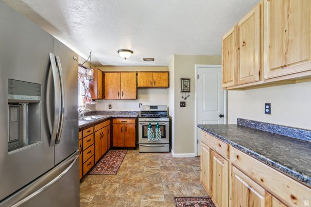 5345 W 4000 S, Hooper, UT 84315