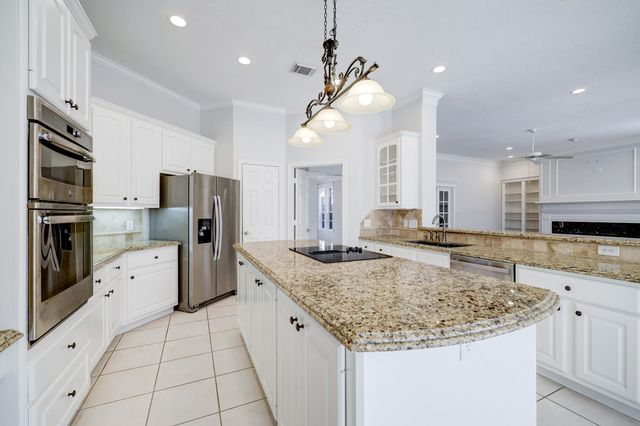 14 Greenside Place, The Woodlands, TX 77381