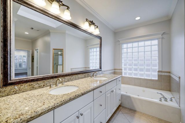 14 Greenside Place, The Woodlands, TX 77381