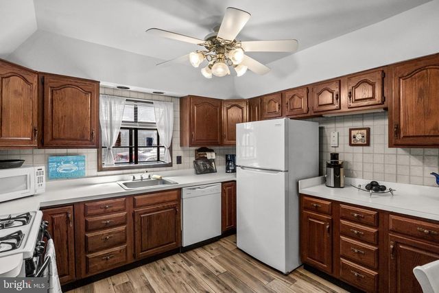 131 WALNUT AVE, Bellmawr, NJ 08031