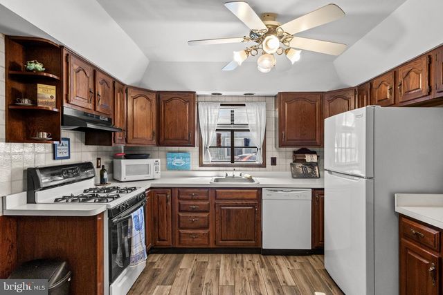 131 WALNUT AVE, Bellmawr, NJ 08031