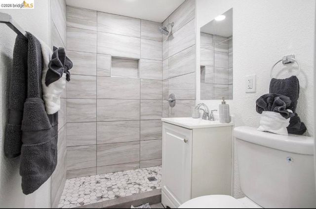 6855 Gunn DR, Oakland, CA 94611