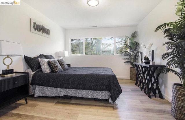6855 Gunn DR, Oakland, CA 94611