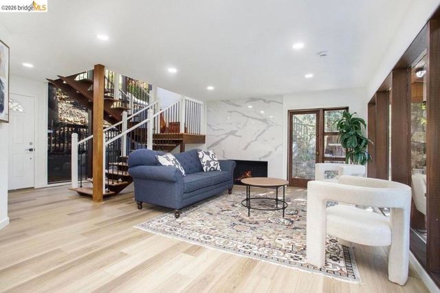 6855 Gunn DR, Oakland, CA 94611