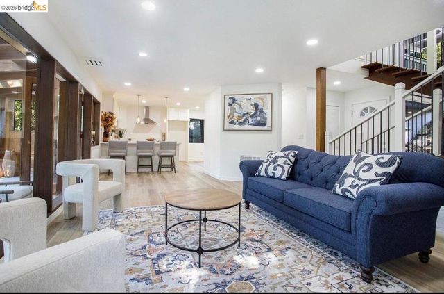 6855 Gunn DR, Oakland, CA 94611