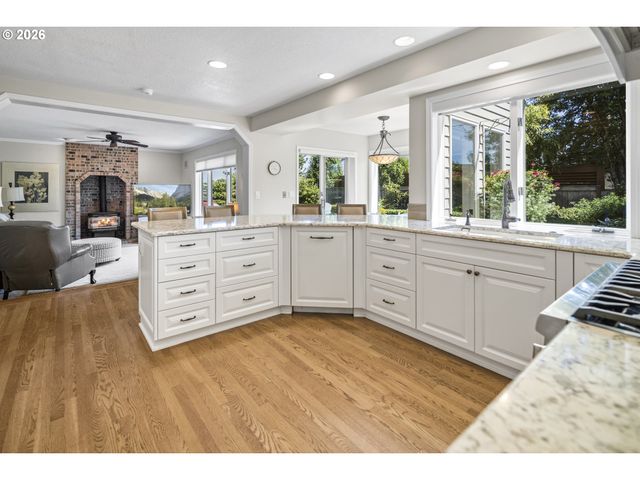 2105 CLUB HOUSE Dr, West Linn, OR 97068