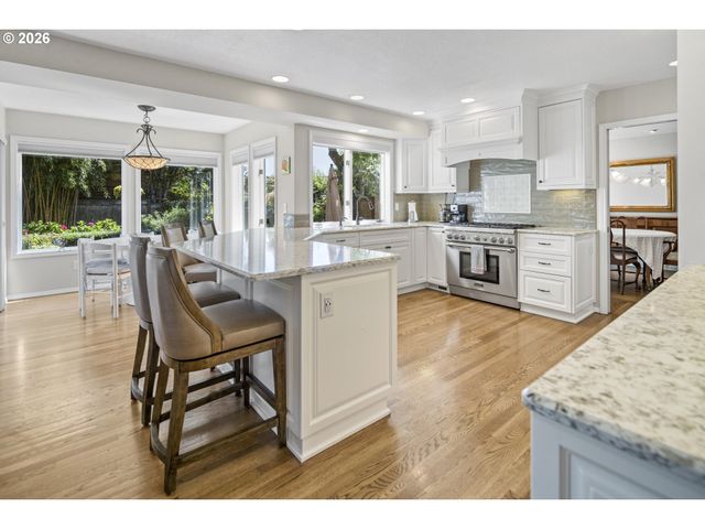 2105 CLUB HOUSE Dr, West Linn, OR 97068