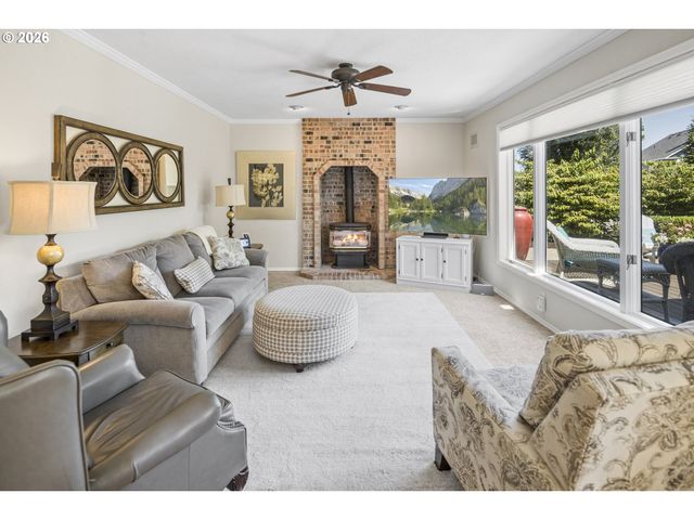 2105 CLUB HOUSE Dr, West Linn, OR 97068
