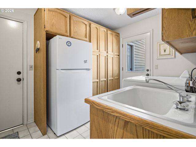 2105 CLUB HOUSE Dr, West Linn, OR 97068