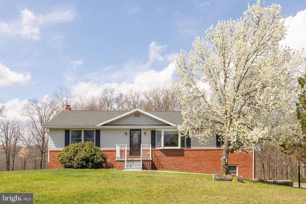 25 NELSON LN, Berkeley Springs, WV 25411