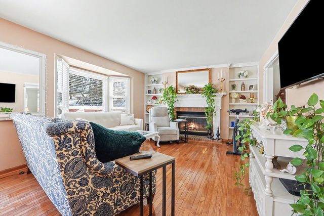 2297 Lakeside Drive, Aurora, IL 60504