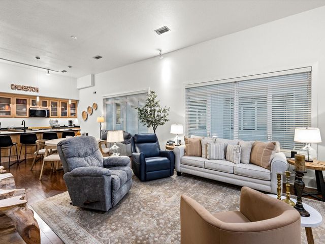 2208 Postoffice 205, Galveston, TX 77550