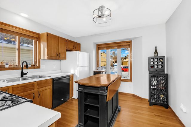 4609 Heather Way N, Oakdale, MN 55128