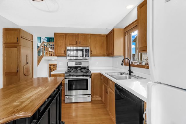 4609 Heather Way N, Oakdale, MN 55128