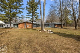 1765 E Predmore Road, Oakland Twp, MI 48363
