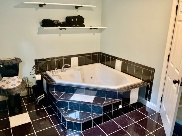 24 Penniman Cir, Stoughton, MA 02072