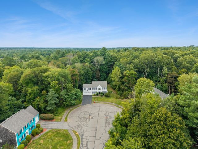24 Penniman Cir, Stoughton, MA 02072