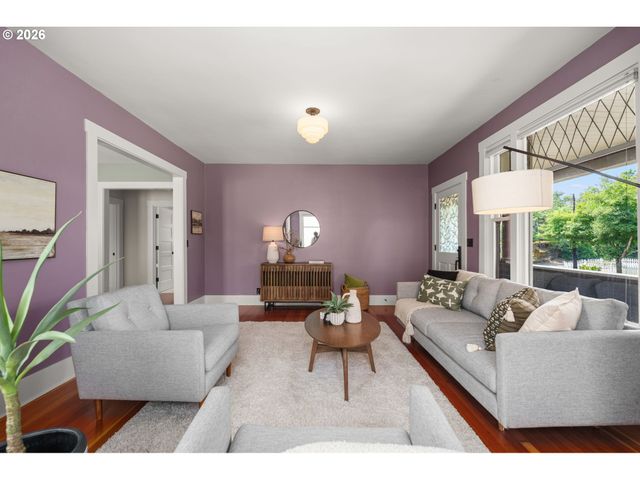 806 WASHINGTON St, Oregon City, OR 97045