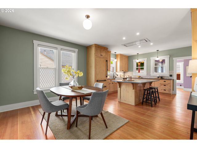 806 WASHINGTON St, Oregon City, OR 97045