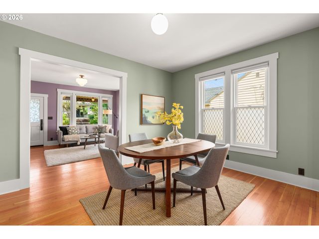 806 WASHINGTON St, Oregon City, OR 97045