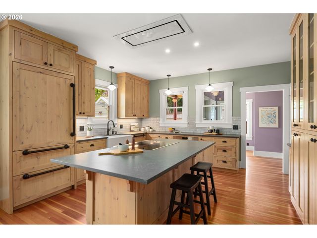 806 WASHINGTON St, Oregon City, OR 97045