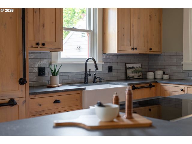 806 WASHINGTON St, Oregon City, OR 97045