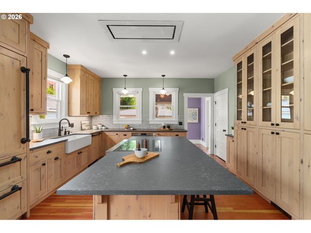 806 WASHINGTON St, Oregon City, OR 97045