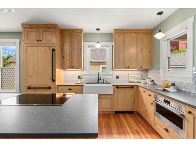 806 WASHINGTON St, Oregon City, OR 97045