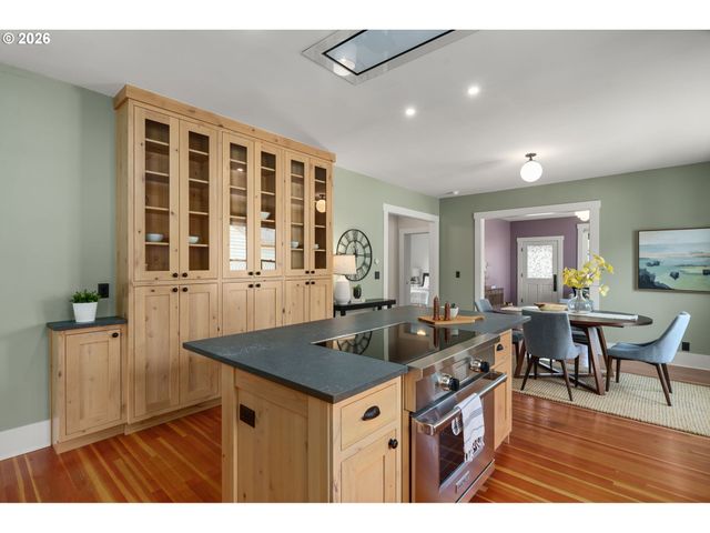 806 WASHINGTON St, Oregon City, OR 97045